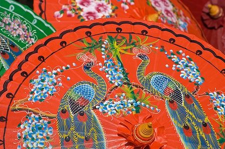 Ombrelli arancioni dipinti con uccelli e fiori a Bo Sang, Chiang Mai, Thailandia.
