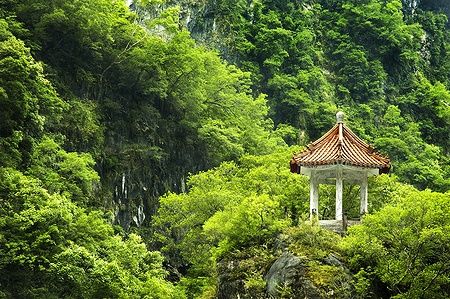 Padiglione nel Santuario di Chang Chun circondato dalla foresta verde a Taroko, Taiwan.