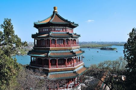 Vista panoramica del Palazzo d'Estate con il Lago Kunming a Pechino, Cina.