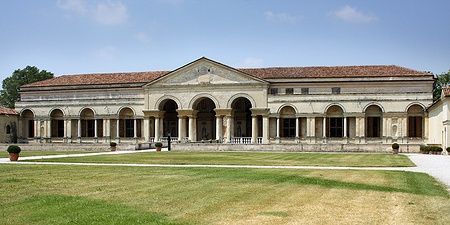 Facciata interna di Palazzo Te a Mantova, vista dal giardino.