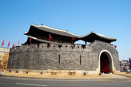 Paldalmun, una delle porte della fortezza di Hwaseong a Suwon, Corea del Sud.