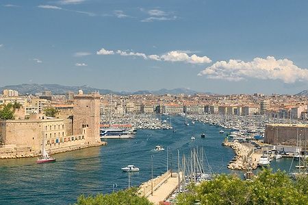 Vista panoramica del Vecchio Porto di Marsiglia con barche ancorate e edifici storici.