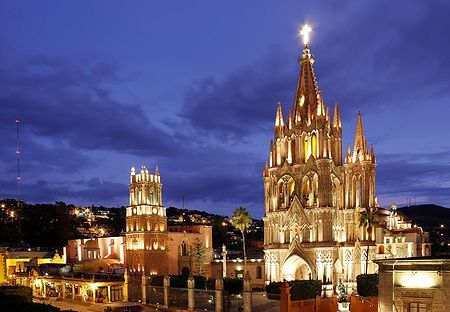 La Parroquia e Templo de San Rafael illuminati di notte a San Miguel de Allende, Messico.