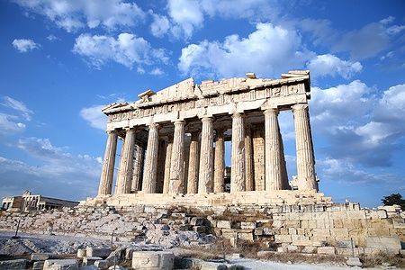 Partenone sull'Acropoli di Atene con cielo azzurro e nuvole.
