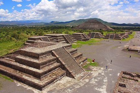 Veduta aerea delle piramidi di Teotihuacan in Messico con persone che visitano il sito.