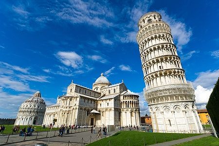 Piazza dei Miracoli a Pisa con la Basilica e la Torre Pendente.
