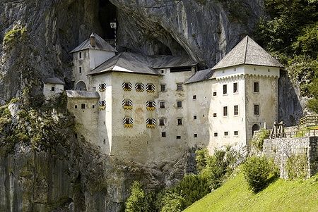 Castello di Predjama incastonato nella roccia, Postumia, Slovenia.