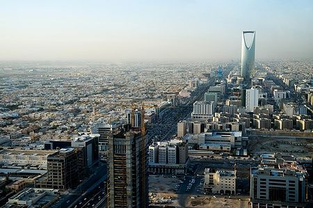 Vista di Riyad con il Kingdom Tower in evidenza, ripresa dal Faisaliah Tower.