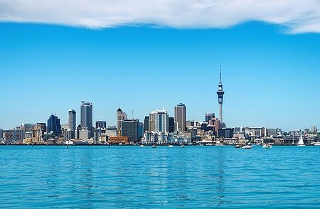 Skyline di Auckland, Nuova Zelanda, con grattacieli e Sky Tower al porto.