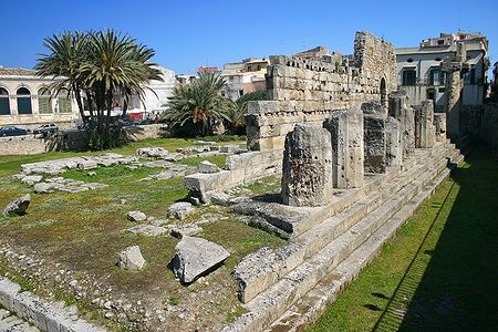 Rovine del tempio di Apollo a Siracusa, Sicilia con cielo blu sullo sfondo.