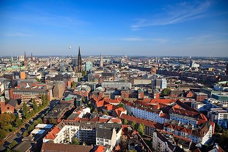 Vista panoramica su Amburgo dal Michel, Germania, con edifici storici e moderni.