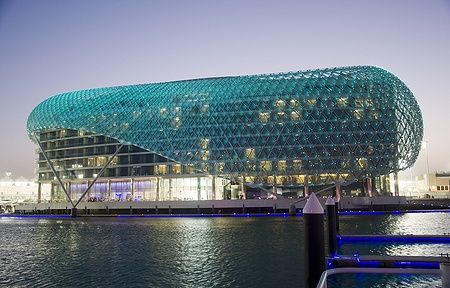 Yas Hotel illuminato che si affaccia sulla Marina a Yas Island, Abu Dhabi.