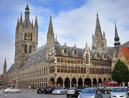 La Cloth Hall di Ypres in Belgio vista dalla piazza del mercato.