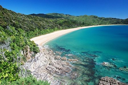 Spiaggia dorata e mare blu nel parco nazionale di Abel Tasman, Nuova Zelanda.
