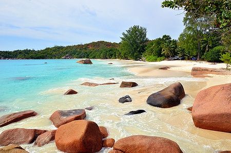 Spiaggia di Anse Lazio alle Seychelles con massi di granito e mare turchese.