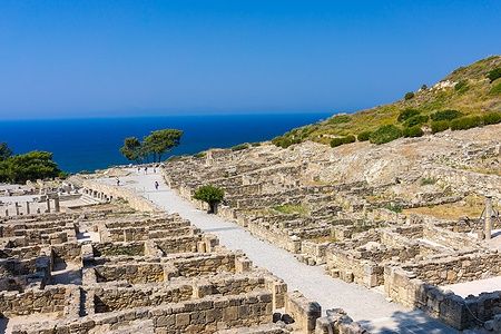 Rovine di Kamiros a Rodi con vista sul mare.