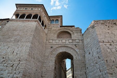 L'Arco degli Etruschi a Perugia sotto un cielo blu.