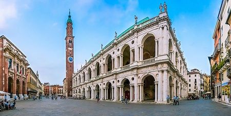Basilica Palladiana e Piazza dei Signori a Vicenza con cielo blu limpido.