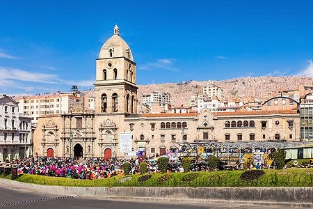 Basilica di San Francisco a La Paz con una folla in primo piano.