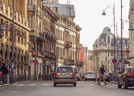 Calea Victoriei a Bucarest con edifici storici e traffico cittadino.