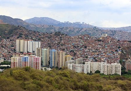 Panoramica di un quartiere povero a Caracas con edifici e baraccopoli.