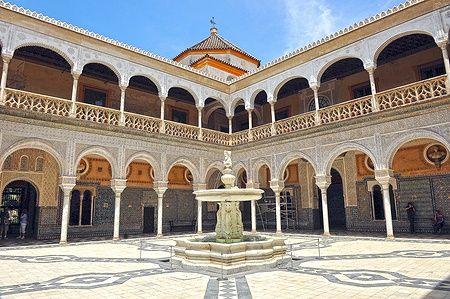 Cortile della Casa de Pilatos con fontana e sculture romane a Siviglia.