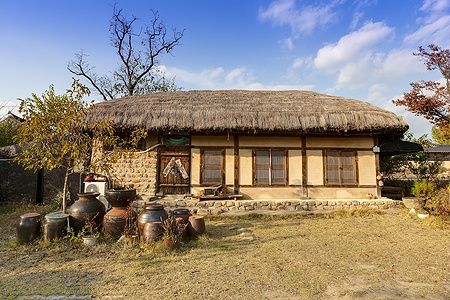 Casa tradizionale coreana con tetto di paglia ad Andong, Corea del Sud.