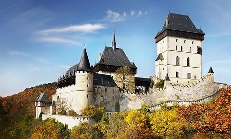 Il Castello di Karlštejn in Boemia durante l'autunno con foglie colorate.
