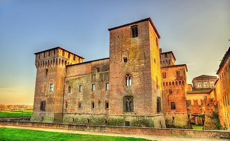 Castello di San Giorgio a Mantova illuminato dal tramonto.