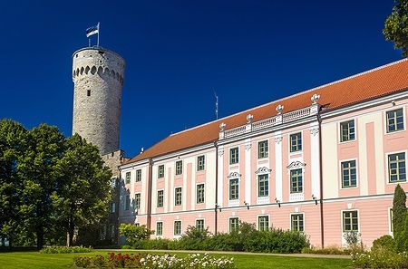 Vista del castello di Toompea a Tallinn con il cielo azzurro.