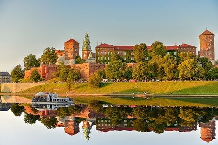 Castello Reale di Wawel a Cracovia riflesso nel fiume Vistola al tramonto.