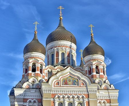 Cattedrale di Alexander Nevsky a Tallinn sotto un cielo azzurro.