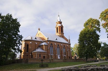 Chiesa cattolica in mattoni rossi in una cornice autunnale a Kernave, Lituania.
