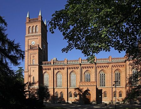 Chiesa della Trinità Protestante a Vaasa, Finlandia, con struttura in mattoni rossi.