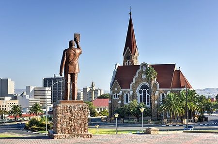 Christuskirche a Windhoek con una statua in primo piano.
