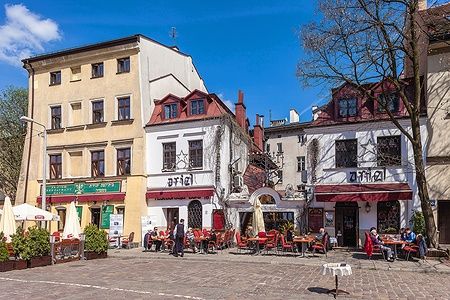 Turisti seduti in ristoranti su Szeroka Street a Kazimierz, Cracovia.