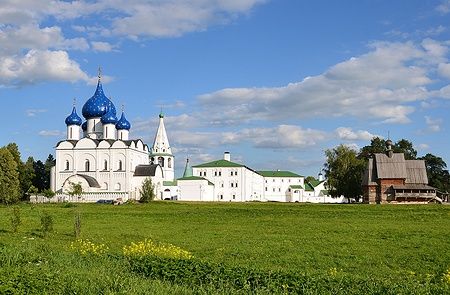 Cremlino di Suzdal in estate con cupole blu e cielo limpido.
