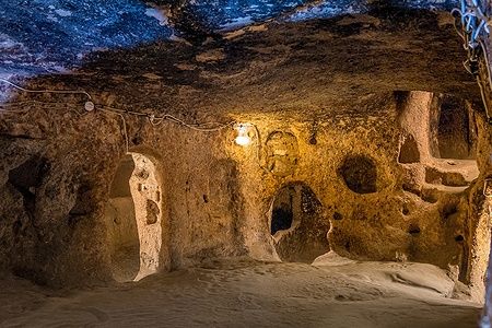 Interno di una stanza scavata nella roccia a Derinkuyu, città sotterranea in Cappadocia.