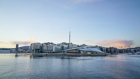 Vista del Fjord di Oslo con edifici moderni al tramonto.