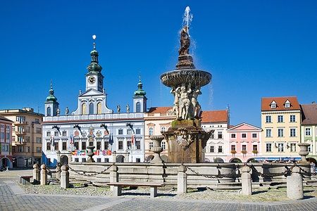 La piazza Premysl Otakar a Ceske Budejovice con fontana e municipio barocco.