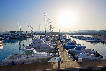 Barche ormeggiate al porto di Caleta del Fuste al tramonto.