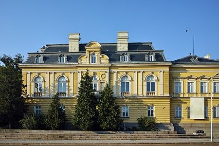 Galleria Nazionale d'Arte di Sofia, edificio giallo con architettura classica.
