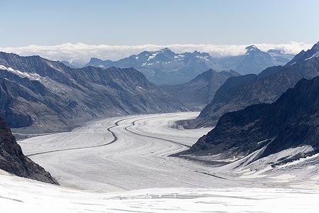 Vista del ghiacciaio dell'Aletsch dal Jungfraujoch con montagne circostanti.
