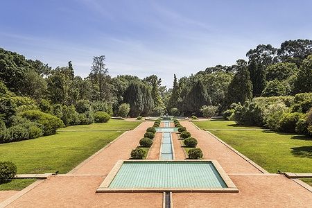 Giardini di Serralves a Porto con specchio d'acqua centrale e verde lussureggiante.