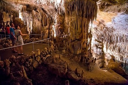 Stalattiti nelle Grotte del Drach a Porto Cristo, Maiorca, con visitatori.