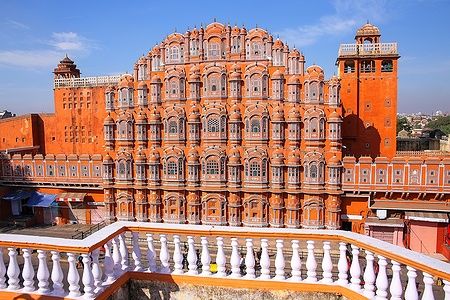Hawa Mahal, Jaipur, palazzo in arenaria rosa con molte finestre.