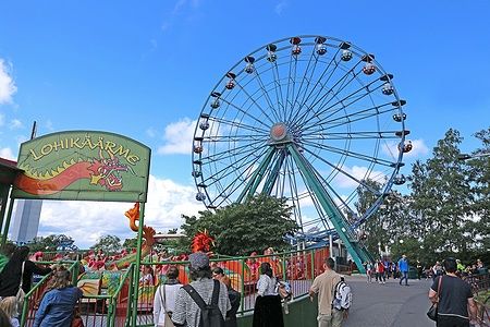 Ruota panoramica e persone in un parco divertimenti a Helsinki.