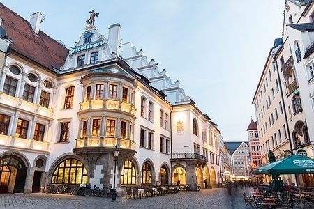 Facciata illuminata dell'Hofbräuhaus di Monaco al crepuscolo.