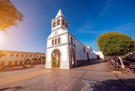 Chiesa di Nuestra Señora del Rosario a Puerto del Rosario, Fuerteventura, con cielo azzurro.