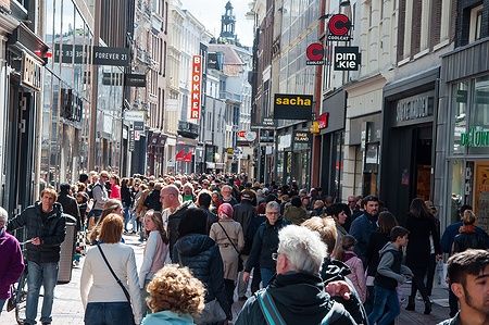 Folla di persone che cammina lungo la Kalverstraat ad Amsterdam.